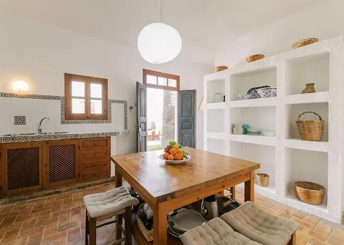 Margarita - Ampia Situated In فيلة